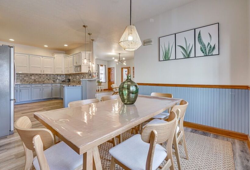 Elegant Pataskala Home W/ Hot Tub & Fire Pit!