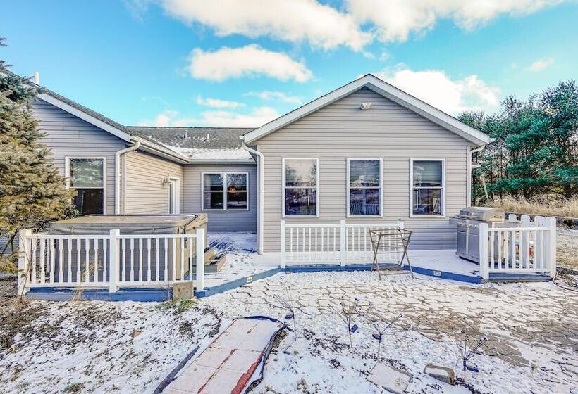 Elegant Pataskala Home W/ Hot Tub & Fire Pit!