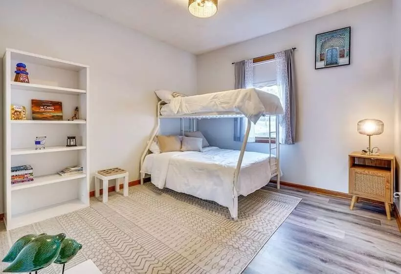 Elegant Pataskala Home W/ Hot Tub & Fire Pit!