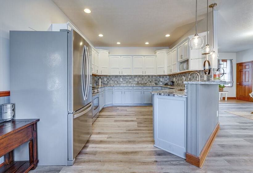 Elegant Pataskala Home W/ Hot Tub & Fire Pit!