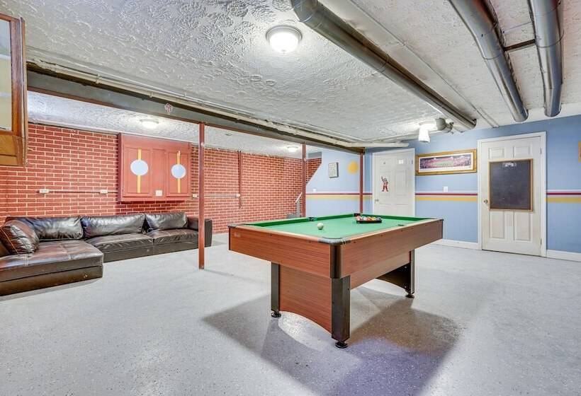 Elegant Pataskala Home W/ Hot Tub & Fire Pit!