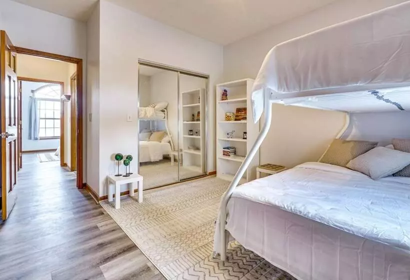 Elegant Pataskala Home W/ Hot Tub & Fire Pit!