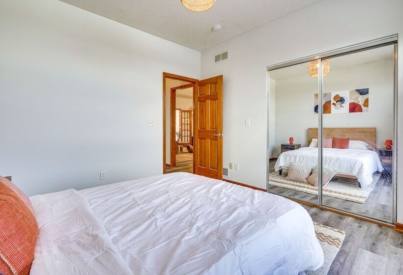 Elegant Pataskala Home W/ Hot Tub & Fire Pit!