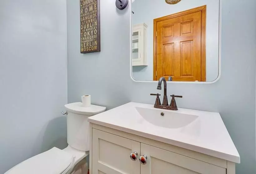 Elegant Pataskala Home W/ Hot Tub & Fire Pit!