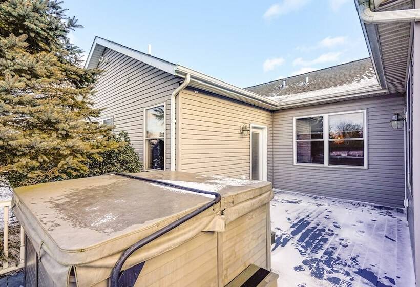 Elegant Pataskala Home W/ Hot Tub & Fire Pit!