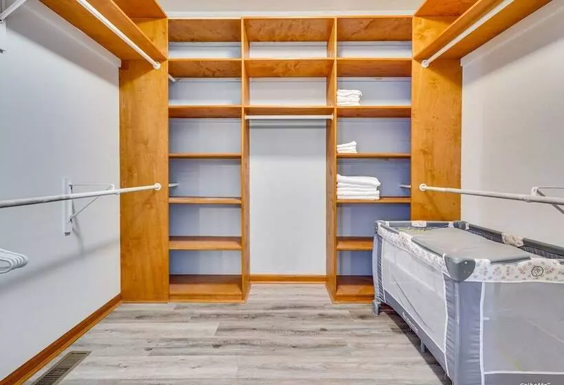 Elegant Pataskala Home W/ Hot Tub & Fire Pit!