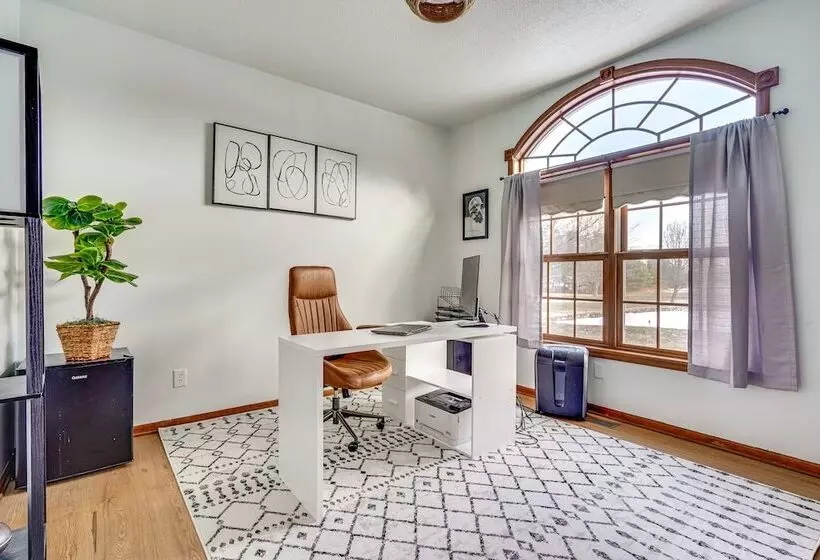 Elegant Pataskala Home W/ Hot Tub & Fire Pit!