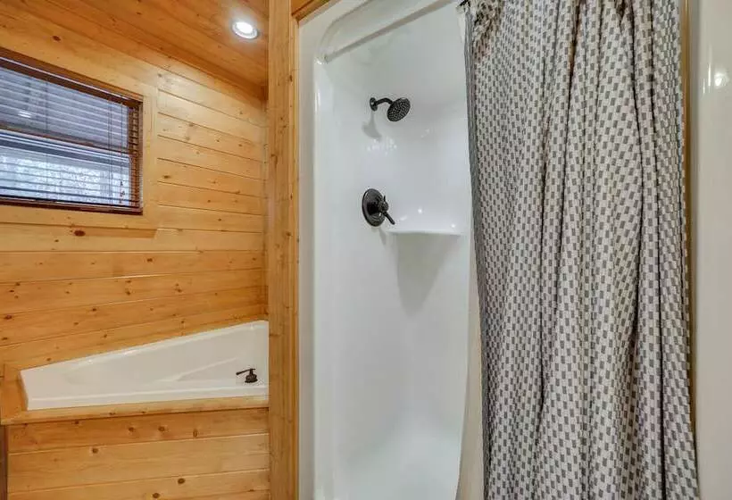 Family Friendly Broken Bow Cabin W/ Game Room!