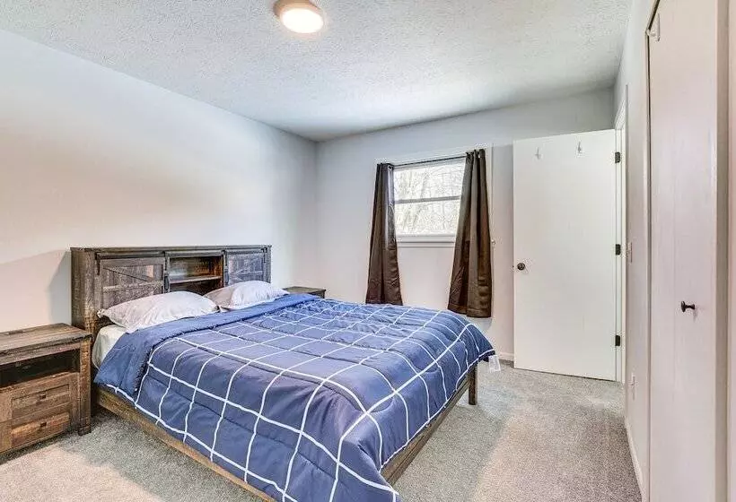 Home W/ Fire Pit & Sunroom: 9 Mi To Downtown Akron