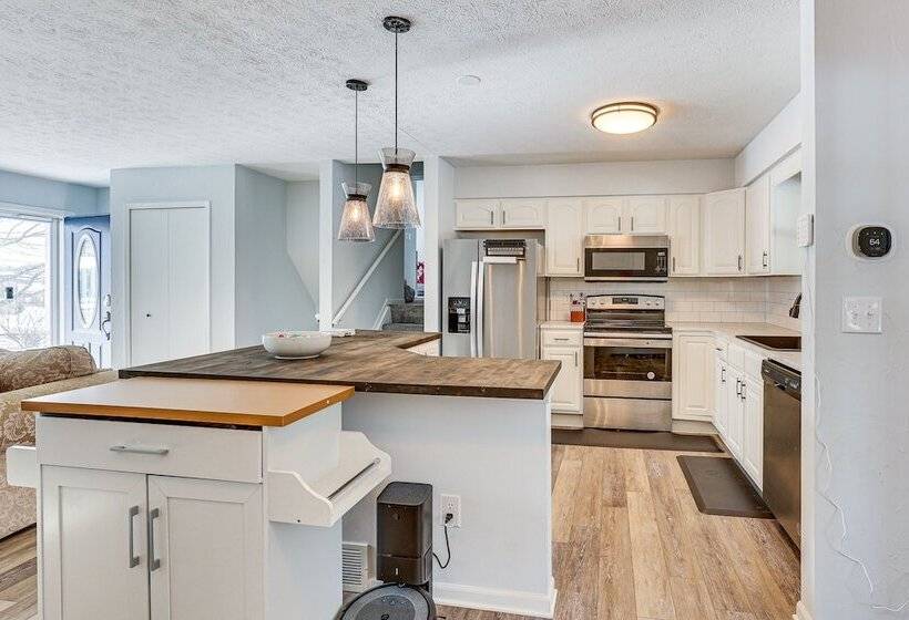 Home W/ Fire Pit & Sunroom: 9 Mi To Downtown Akron