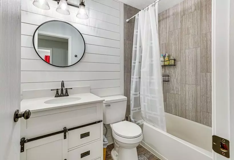 Home W/ Fire Pit & Sunroom: 9 Mi To Downtown Akron