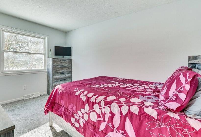 Home W/ Fire Pit & Sunroom: 9 Mi To Downtown Akron