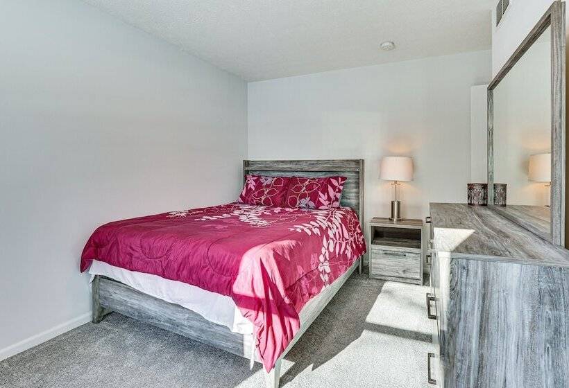 Home W/ Fire Pit & Sunroom: 9 Mi To Downtown Akron