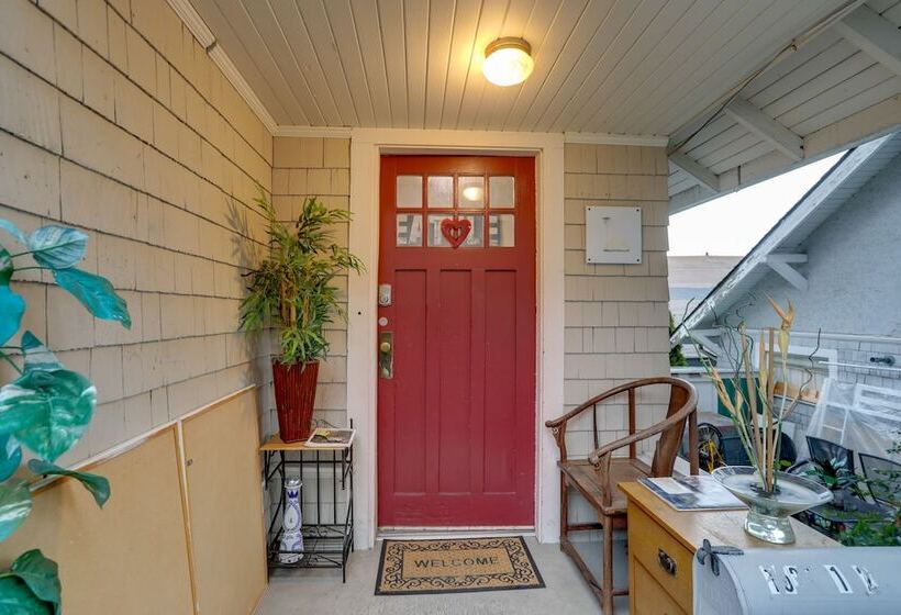Walkable Seattle Home: 2 Mi To Pike Place Market