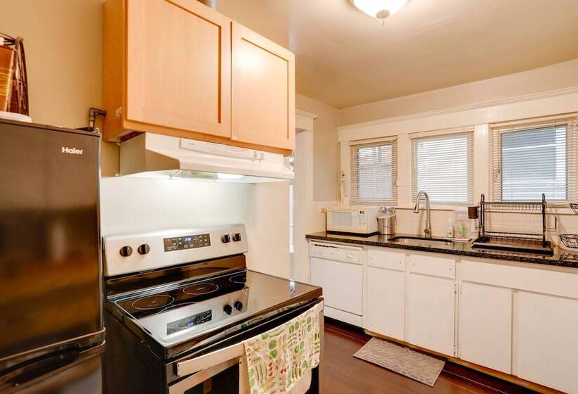 Walkable Seattle Home: 2 Mi To Pike Place Market