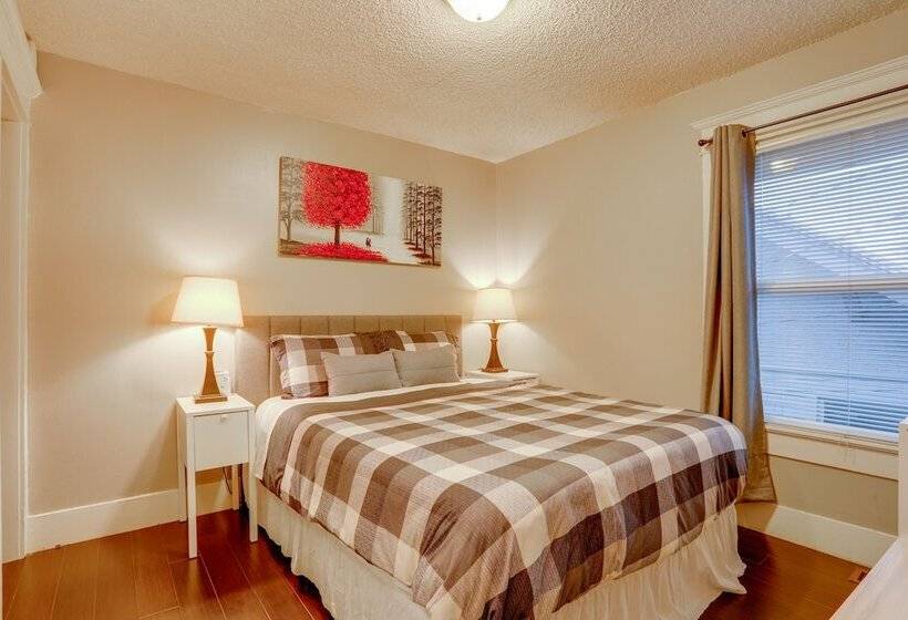 Walkable Seattle Home: 2 Mi To Pike Place Market