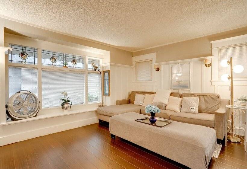 Walkable Seattle Home: 2 Mi To Pike Place Market