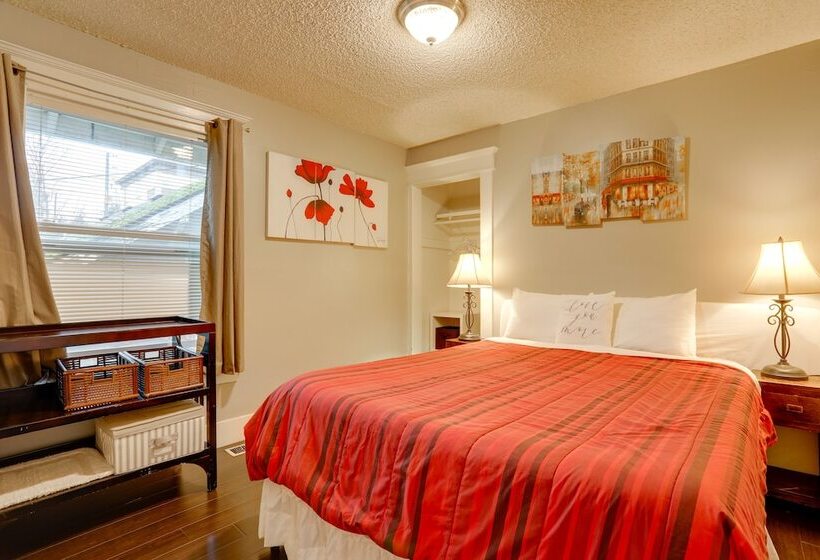 Walkable Seattle Home: 2 Mi To Pike Place Market