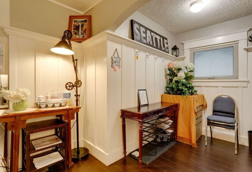 Walkable Seattle Home: 2 Mi To Pike Place Market