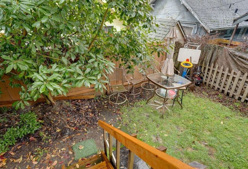 Walkable Seattle Home: 2 Mi To Pike Place Market
