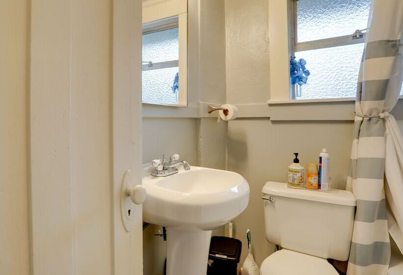 Walkable Seattle Home: 2 Mi To Pike Place Market