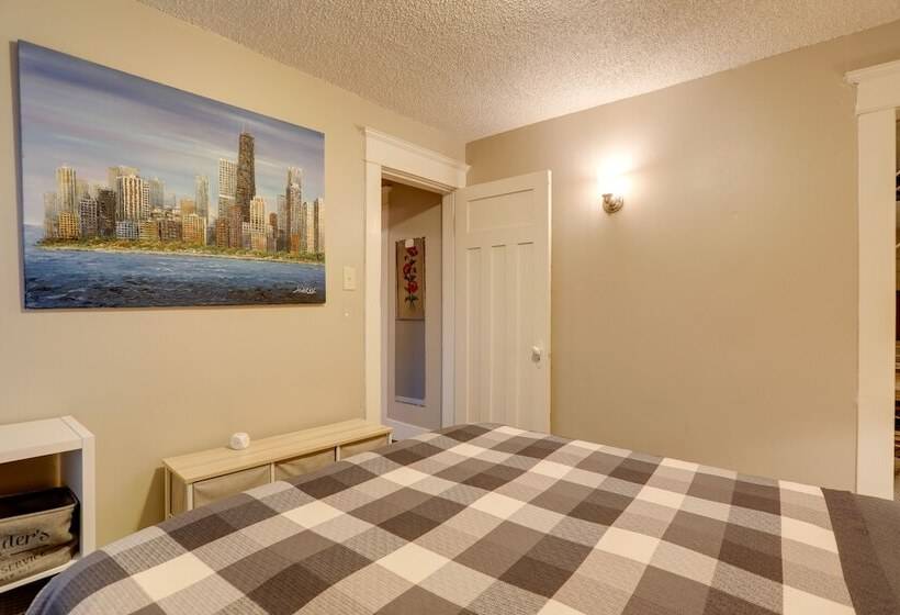 Walkable Seattle Home: 2 Mi To Pike Place Market