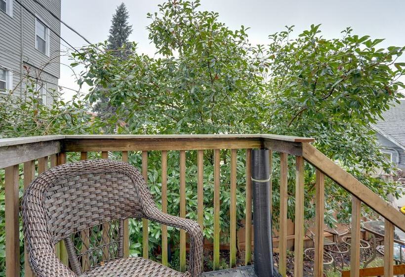 Walkable Seattle Home: 2 Mi To Pike Place Market