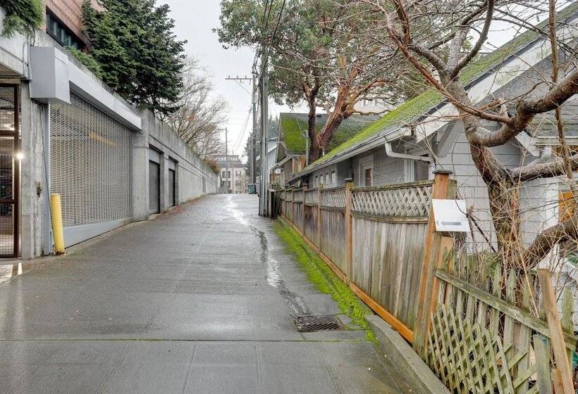 Walkable Seattle Home: 2 Mi To Pike Place Market