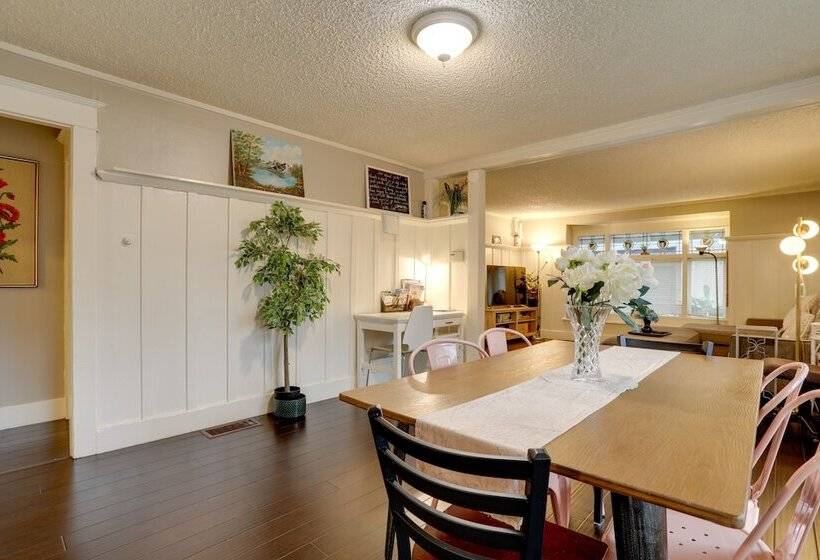 Walkable Seattle Home: 2 Mi To Pike Place Market