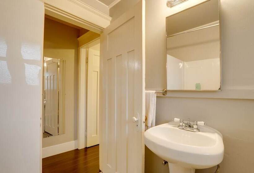 Walkable Seattle Home: 2 Mi To Pike Place Market