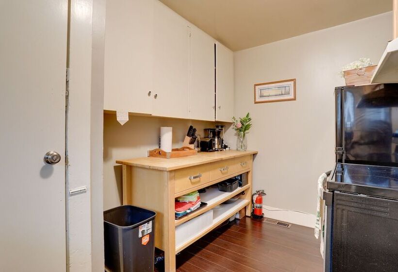 Walkable Seattle Home: 2 Mi To Pike Place Market
