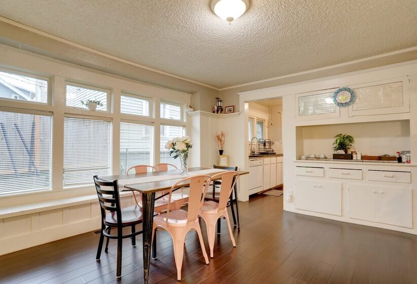 Walkable Seattle Home: 2 Mi To Pike Place Market
