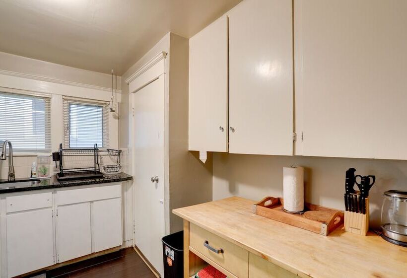 Walkable Seattle Home: 2 Mi To Pike Place Market