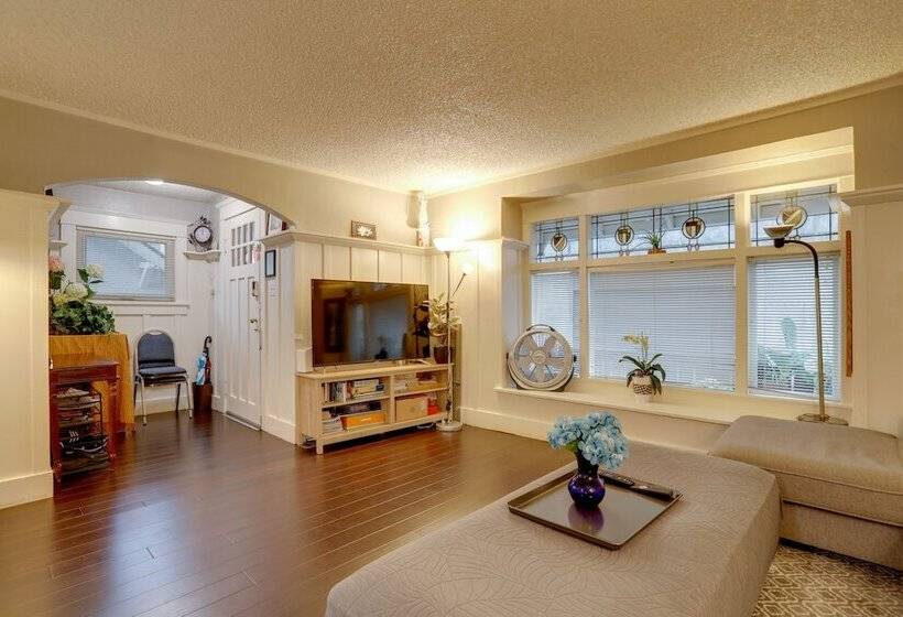 Walkable Seattle Home: 2 Mi To Pike Place Market