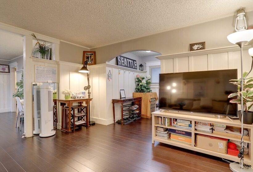 Walkable Seattle Home: 2 Mi To Pike Place Market