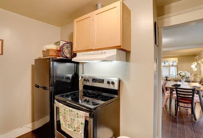 Walkable Seattle Home: 2 Mi To Pike Place Market