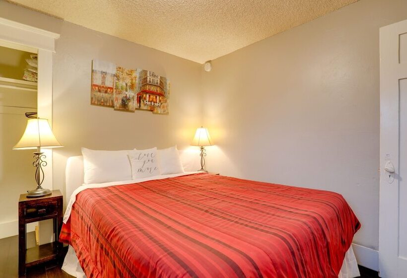 Walkable Seattle Home: 2 Mi To Pike Place Market