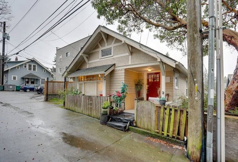 Walkable Seattle Home: 2 Mi To Pike Place Market