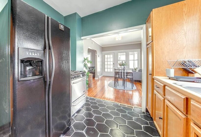 Modern Garfield Heights Home: 13 Mi To Cleveland!