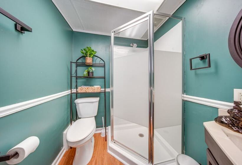 Modern Garfield Heights Home: 13 Mi To Cleveland!