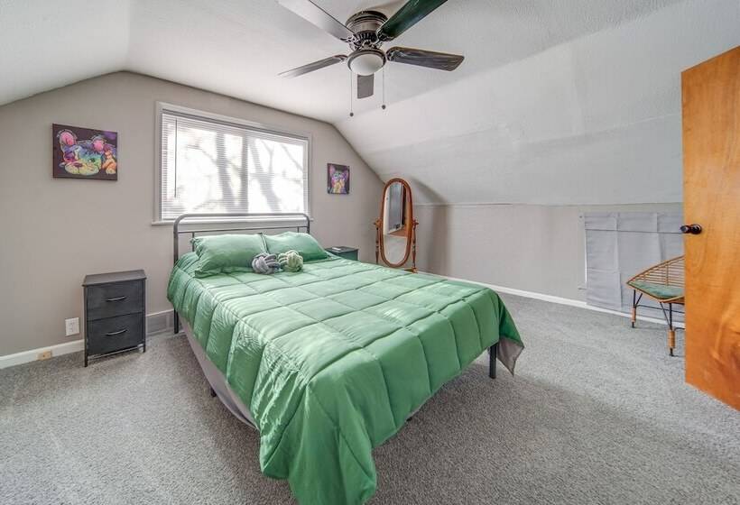 Modern Garfield Heights Home: 13 Mi To Cleveland!