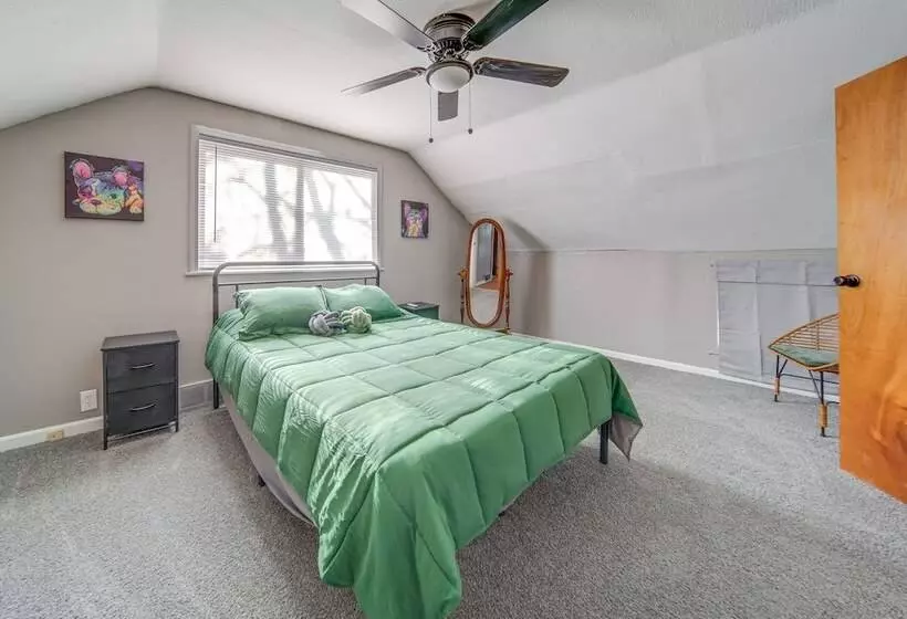 Modern Garfield Heights Home: 13 Mi To Cleveland!