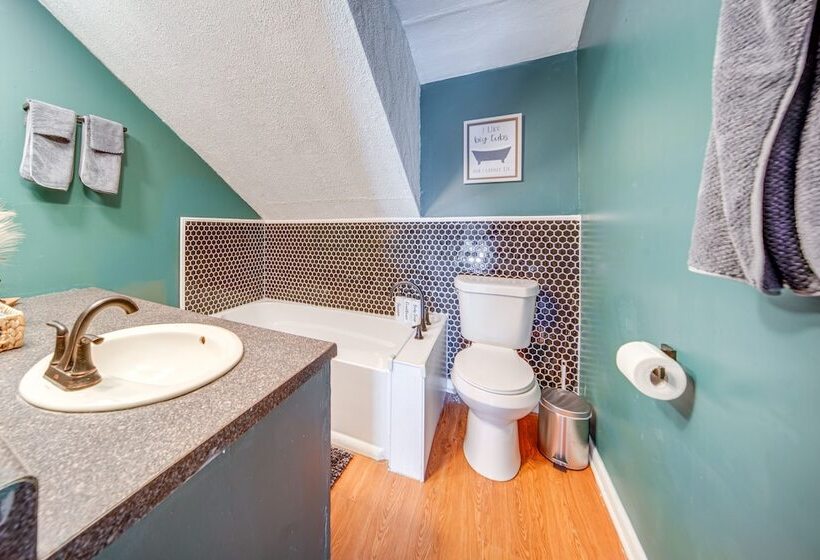 Modern Garfield Heights Home: 13 Mi To Cleveland!