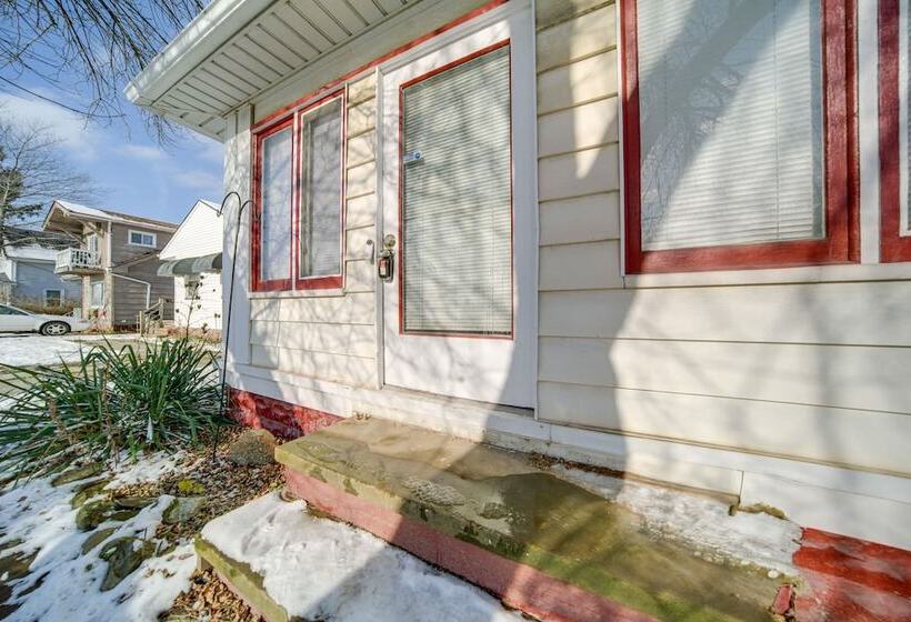 Modern Garfield Heights Home: 13 Mi To Cleveland!