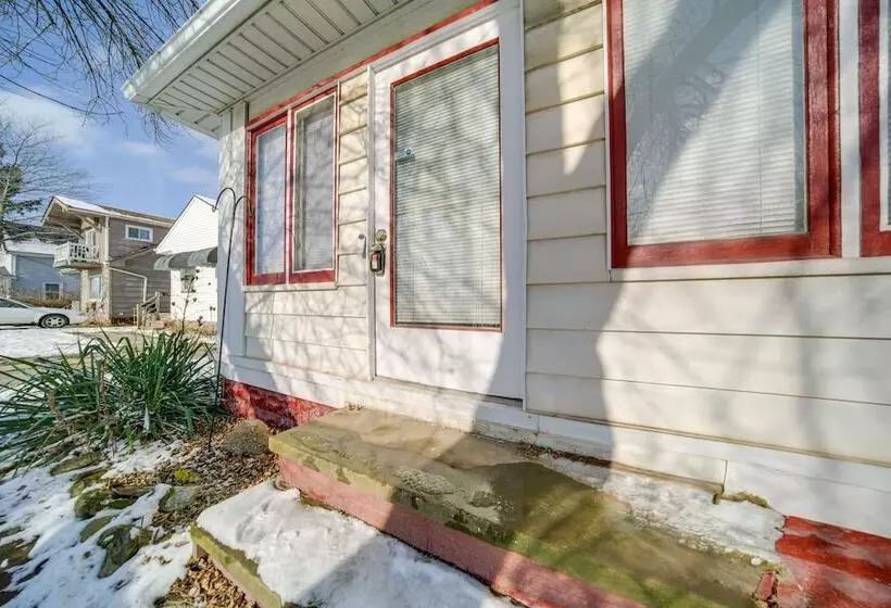 Modern Garfield Heights Home: 13 Mi To Cleveland!