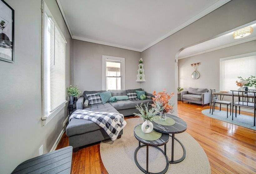 Modern Garfield Heights Home: 13 Mi To Cleveland!