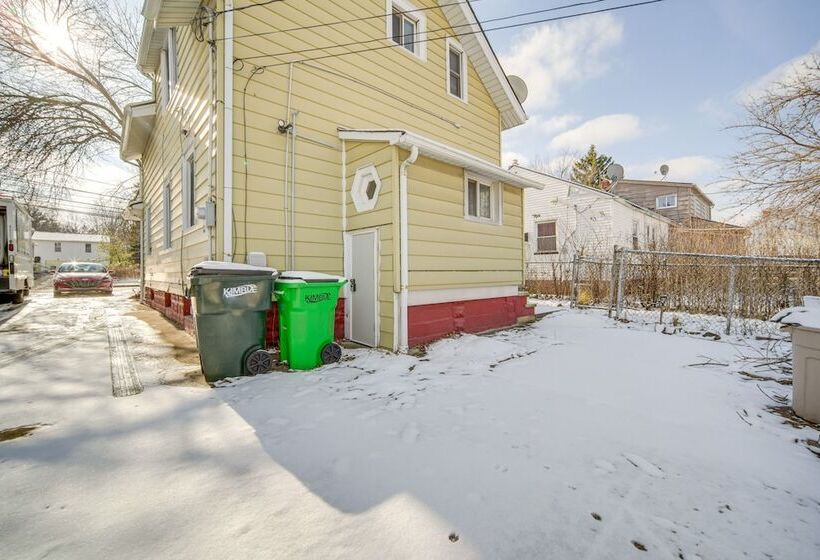 Modern Garfield Heights Home: 13 Mi To Cleveland!