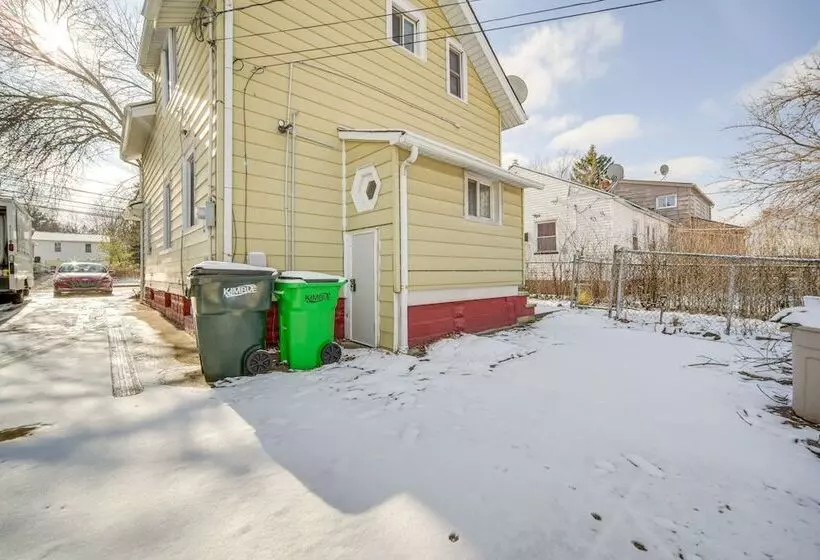 Modern Garfield Heights Home: 13 Mi To Cleveland!