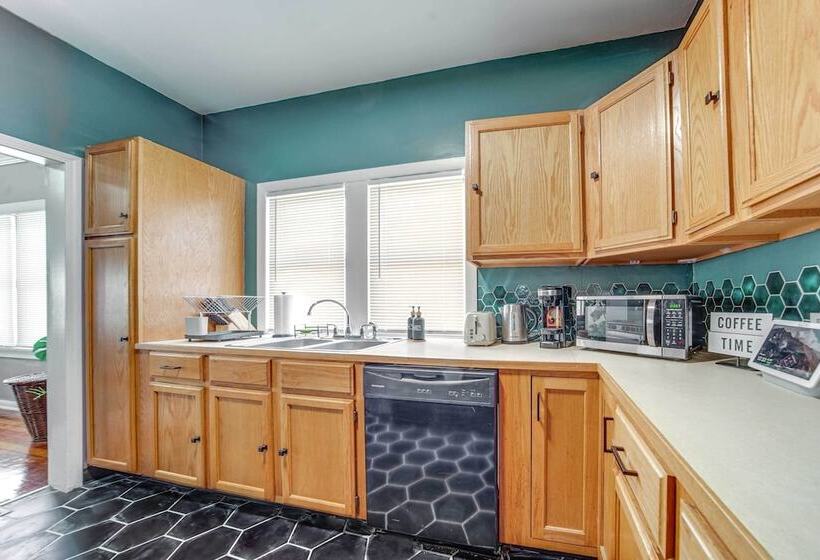 Modern Garfield Heights Home: 13 Mi To Cleveland!