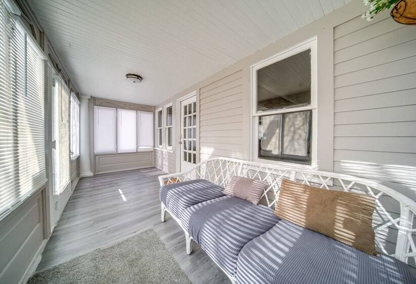 Modern Garfield Heights Home: 13 Mi To Cleveland!